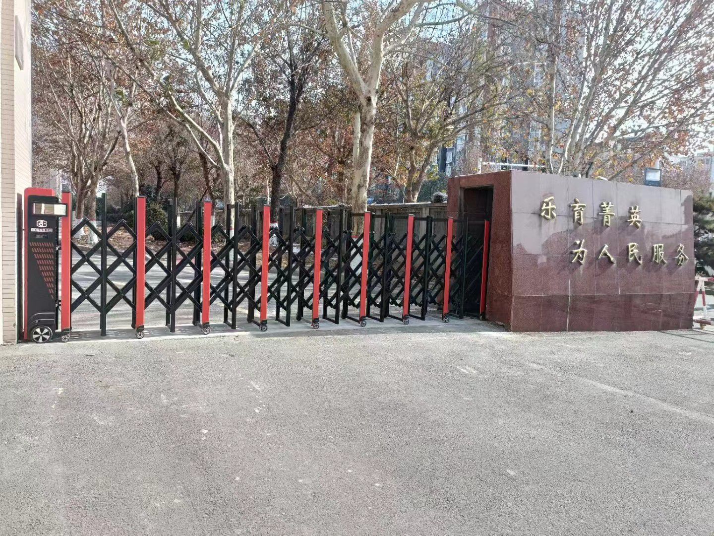 鄭州市第七中學電動伸縮門更換安裝完成